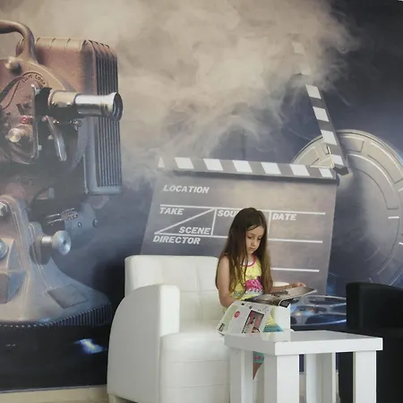 Movie Life Roe Hotel